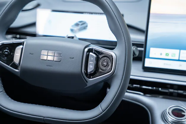 Geely MAX + 68.4 kWh / Panorama-Glasdach / HeadUp / 360°Kamera
