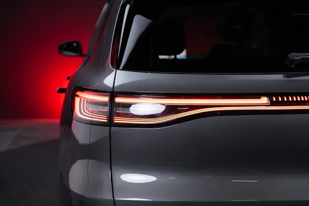 Geely MAX + 68.4 kWh / Panorama-Glasdach / HeadUp / 360°Kamera