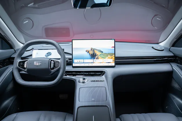 Geely MAX + 68.4 kWh / Panorama-Glasdach / HeadUp / 360°Kamera