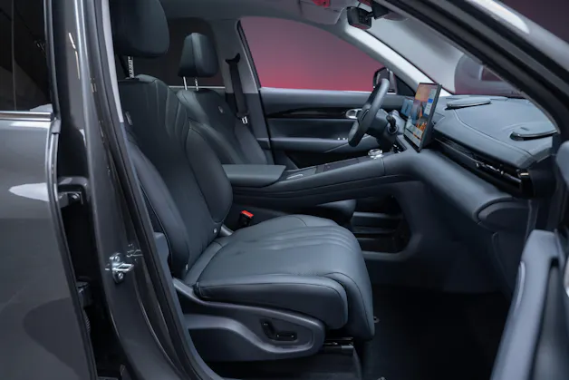 Geely MAX + 68.4 kWh / Panorama-Glasdach / HeadUp / 360°Kamera