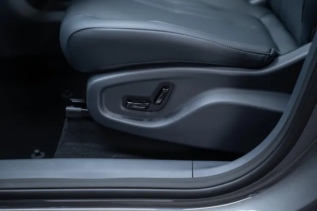 Geely MAX + 68.4 kWh / Panorama-Glasdach / HeadUp / 360°Kamera