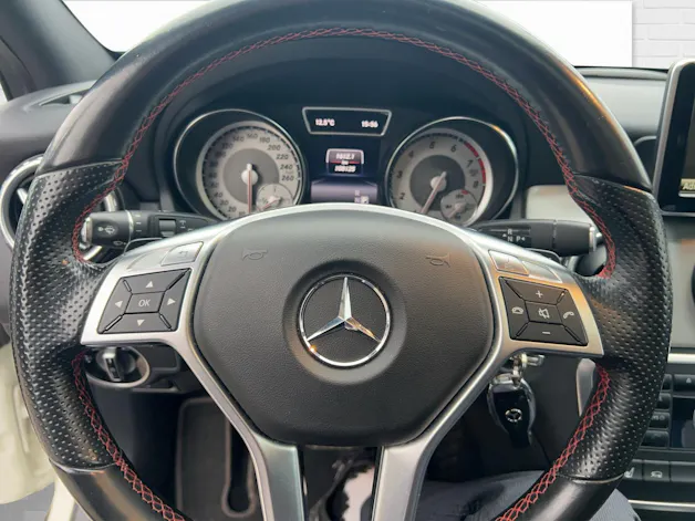 MERCEDES-BENZ GLA 250 AMG Line 4m