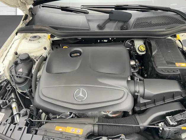 MERCEDES-BENZ GLA 250 AMG Line 4m