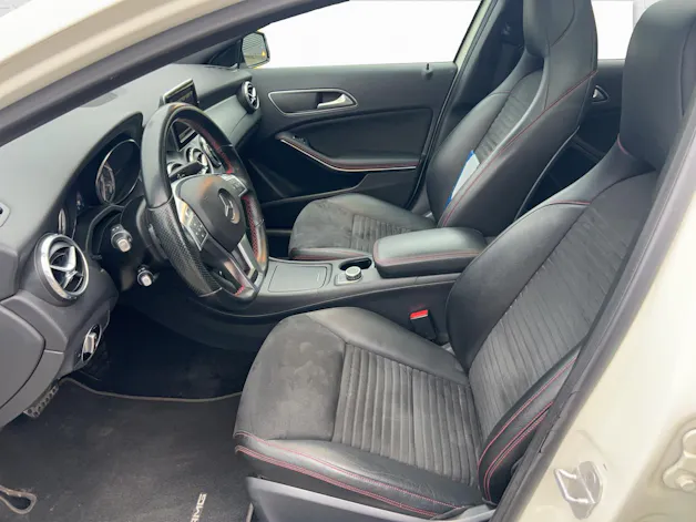 MERCEDES-BENZ GLA 250 AMG Line 4m
