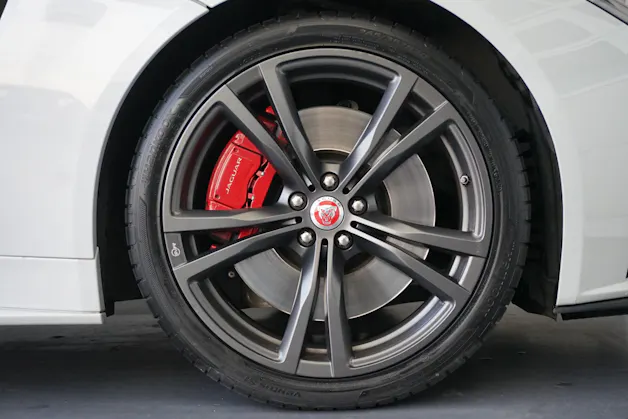 Jaguar F-Type 5.0 V8 S/C SVR AWD 575PS