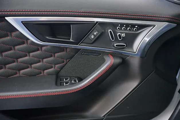Jaguar F-Type 5.0 V8 S/C SVR AWD 575PS