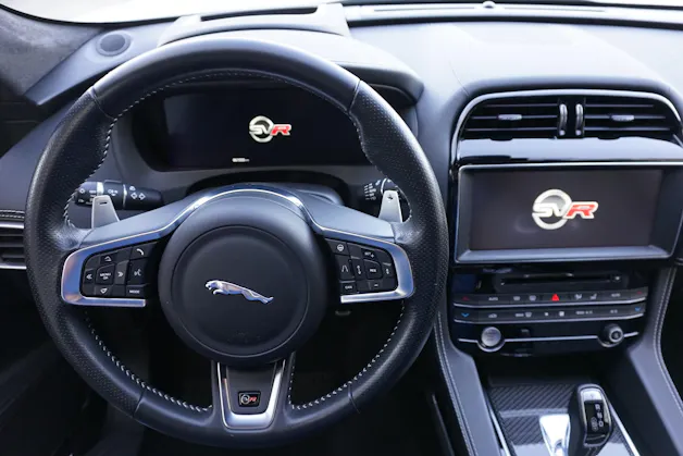 Jaguar F-Pace 5.0 V8 SVR AWD 551PS  "100% Benziner"