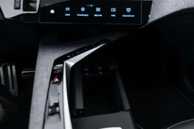PEUGEOT 5008 145 Hybrid GT 7-Plätzer e-DCS-Automat