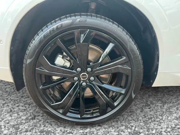 VOLVO XC60 T6 eAWD PluginHybrid Ultra Dark Geartronic