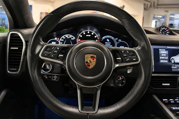 PORSCHE Cayenne GTS Coupé Carbon Paket | PDLS | Soft-Close | Head-Up | 360° Kamera | Hinterachslenk. |