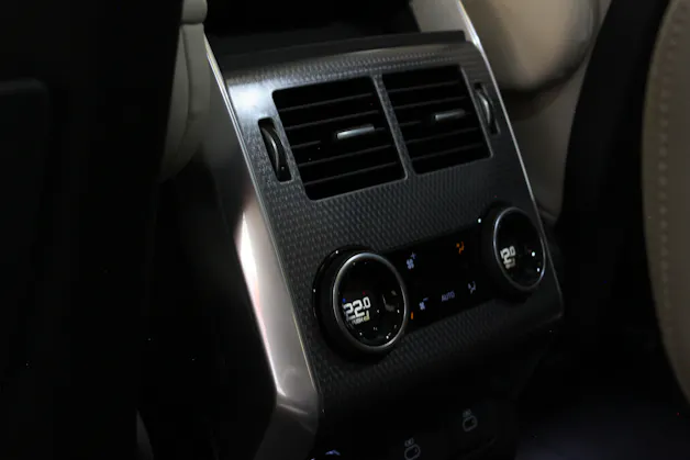 Land Rover Range Rover Sport D250 3.0D I6 HSE Dynamic SVO Premium Palette Green | Meridian Surround Sound | Sitzkühlung & Sitzheizung |