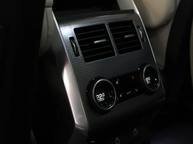 Land Rover Range Rover Sport D250 3.0D I6 HSE Dynamic SVO Premium Palette Green | Meridian Surround Sound | Sitzkühlung & Sitzheizung |