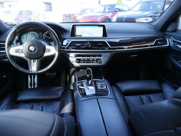 BMW 750i xDrive M-Sportpaket Steptronic