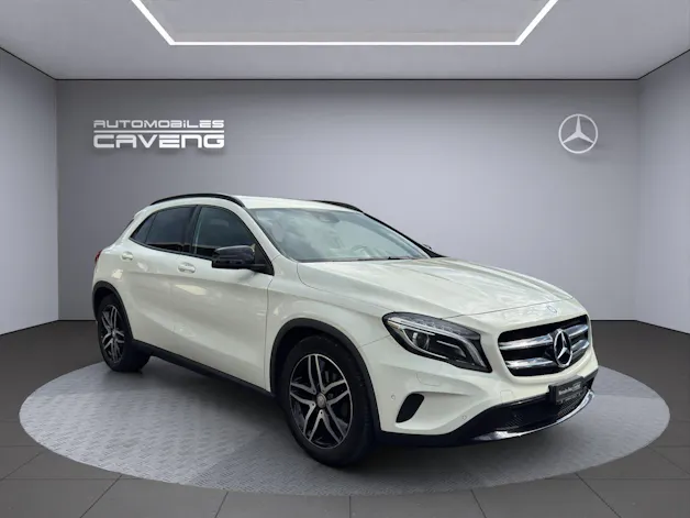 MERCEDES-BENZ GLA 200 Night Star 7G-DCT