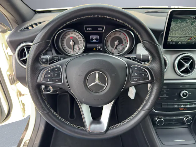MERCEDES-BENZ GLA 200 Night Star 7G-DCT