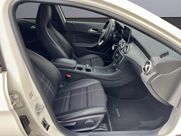 MERCEDES-BENZ GLA 200 Night Star 7G-DCT