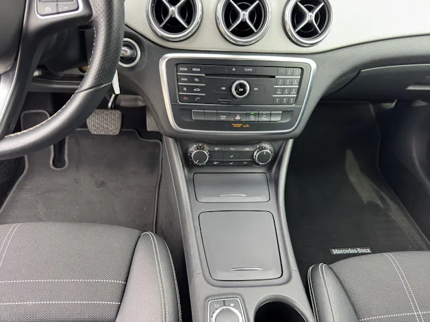 MERCEDES-BENZ GLA 200 Night Star 7G-DCT