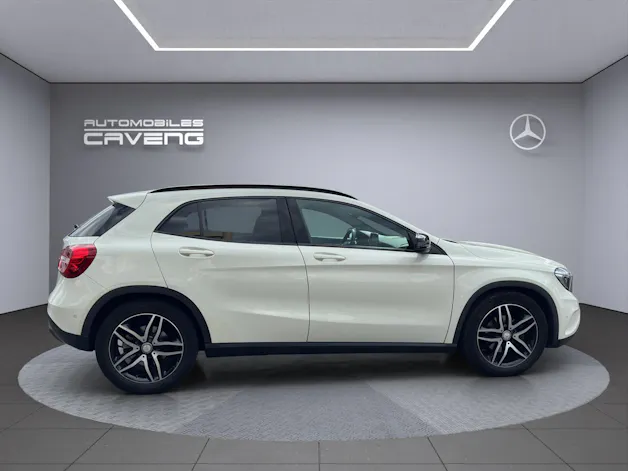 MERCEDES-BENZ GLA 200 Night Star 7G-DCT