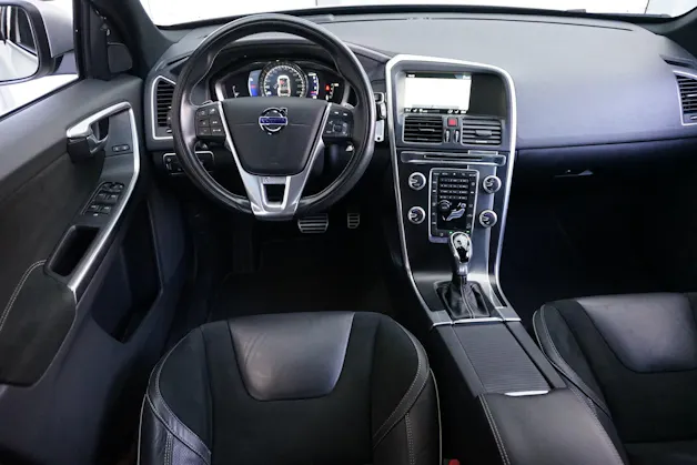 VOLVO XC60 T6 AWD Momentum R-Design Geartronic