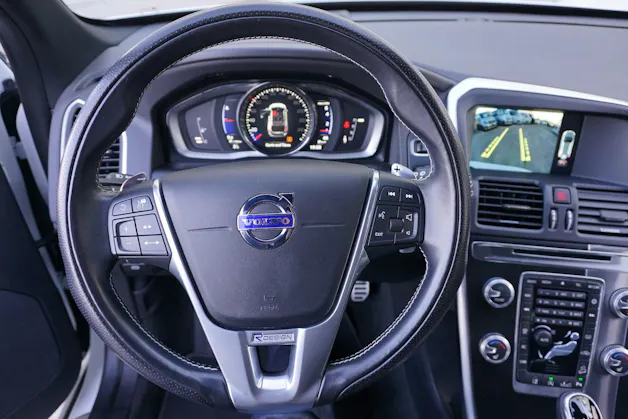 VOLVO XC60 T6 AWD Momentum R-Design Geartronic