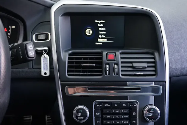 VOLVO XC60 T6 AWD Momentum R-Design Geartronic