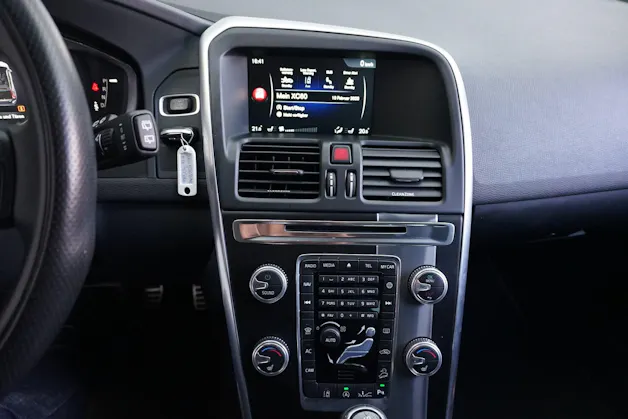 VOLVO XC60 T6 AWD Momentum R-Design Geartronic