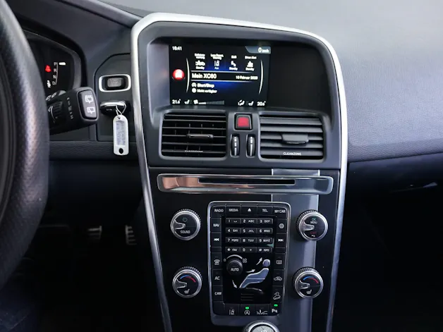 VOLVO XC60 T6 AWD Momentum R-Design Geartronic