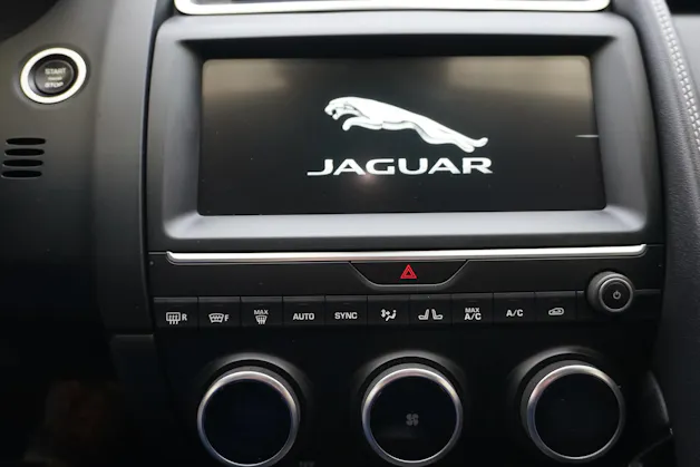 Jaguar E-Pace P250 R-Dynamic SE AWD aus erster Hand!! 100% Benziner