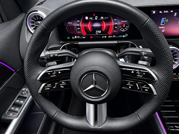 MERCEDES-BENZ GLA 250 4Matic 8G-DCT Swiss Star • AMG Line Premium Plus • Panorama • Burmester