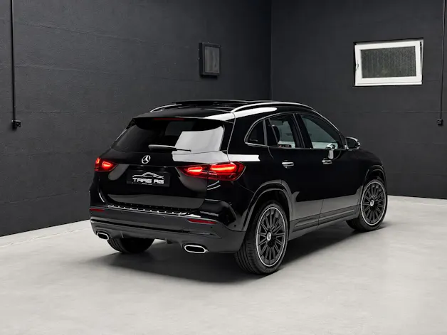 MERCEDES-BENZ GLA 250 4Matic 8G-DCT Swiss Star • AMG Line Premium Plus • Panorama • Burmester