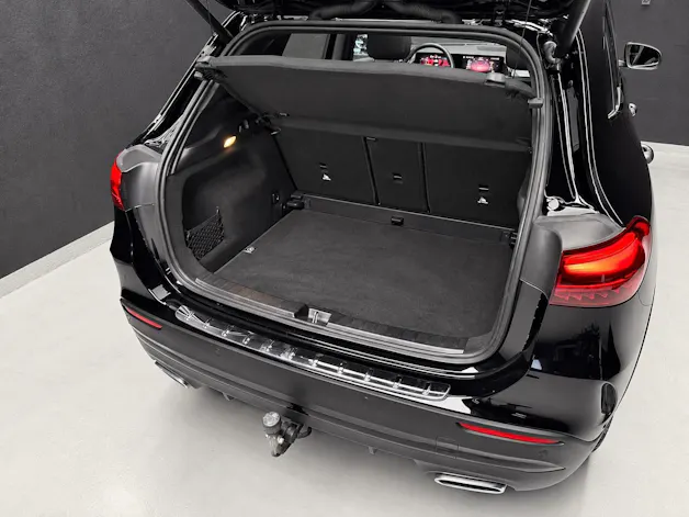 MERCEDES-BENZ GLA 250 4Matic 8G-DCT Swiss Star • AMG Line Premium Plus • Panorama • Burmester