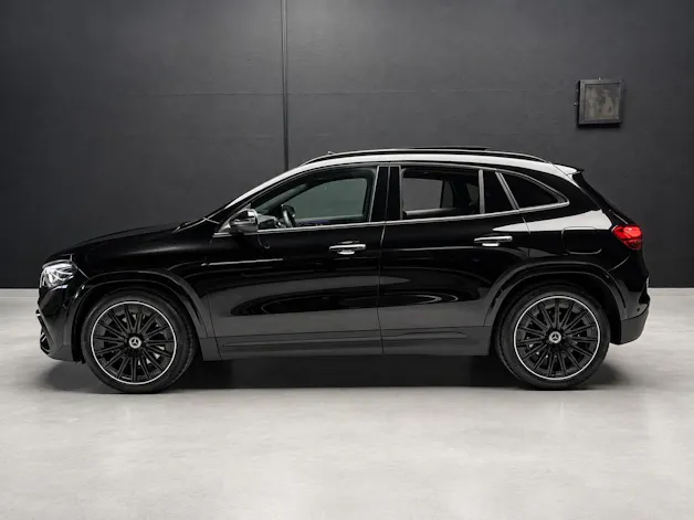 MERCEDES-BENZ GLA 250 4Matic 8G-DCT Swiss Star • AMG Line Premium Plus • Panorama • Burmester