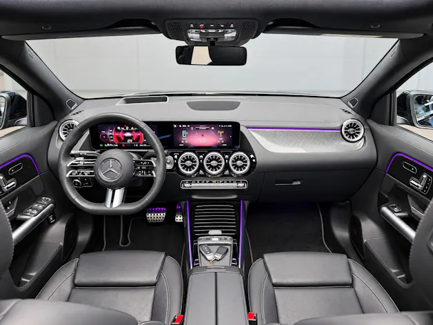 MERCEDES-BENZ GLA 250 4Matic 8G-DCT Swiss Star • AMG Line Premium Plus • Panorama • Burmester