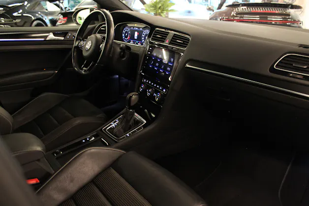 VW Golf 2.0 TSI R 4Motion DSG | Digital-Tacho | Totwinkelassist. | Distanzregler | RF-Kamera |
