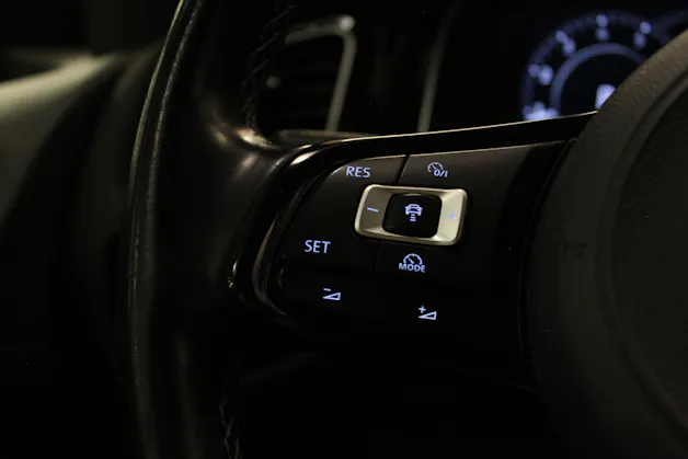 VW Golf 2.0 TSI R 4Motion DSG | Digital-Tacho | Totwinkelassist. | Distanzregler | RF-Kamera |