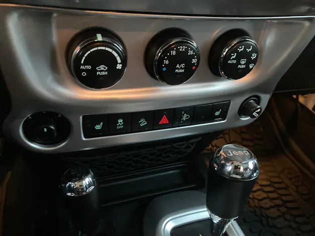 JEEP Wrangler 2.8 CRD Sahara Automatic hardtop mit Anhängerkupplung 2`800 KG
