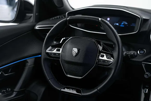 PEUGEOT 2008 1.2 145 MHEV GT Automat