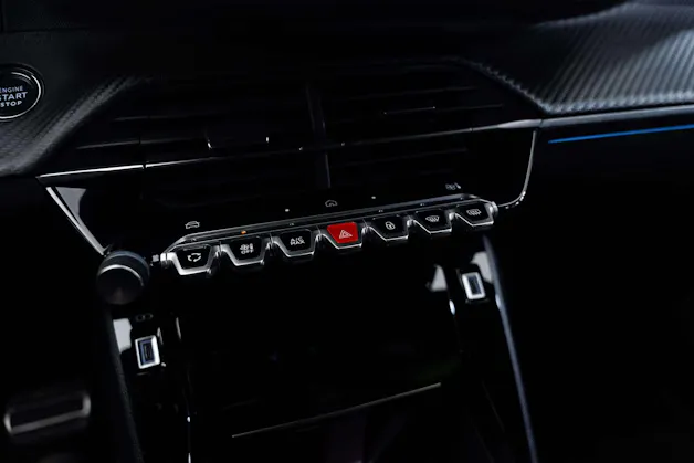 PEUGEOT 2008 1.2 145 MHEV GT Automat