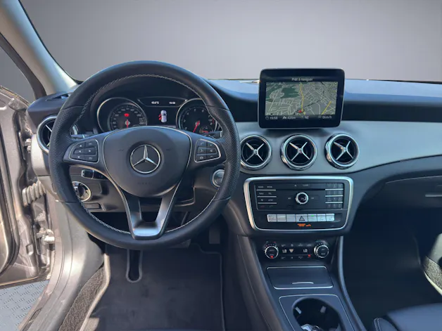 MERCEDES-BENZ GLA 200 Night Star 7G-DCT