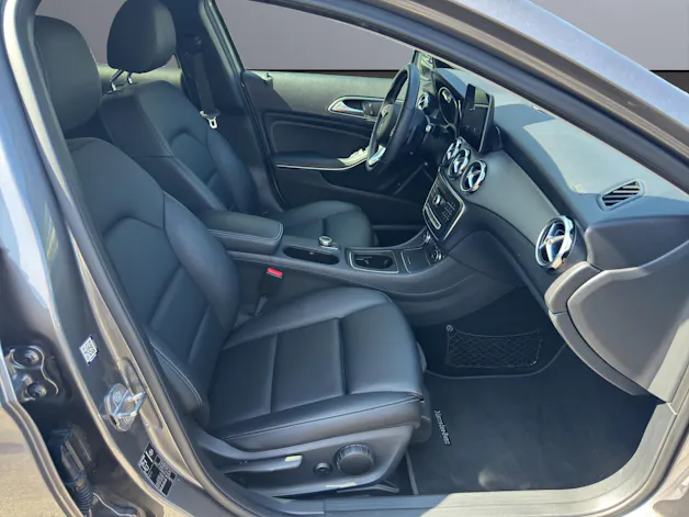 MERCEDES-BENZ GLA 200 Night Star 7G-DCT