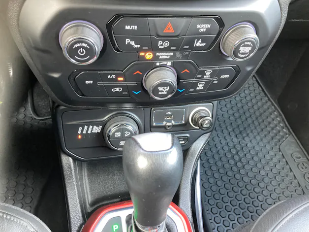 JEEP Renegade 1.3 T PHEV Trailhawk AWD mit Geländeuntersetzung