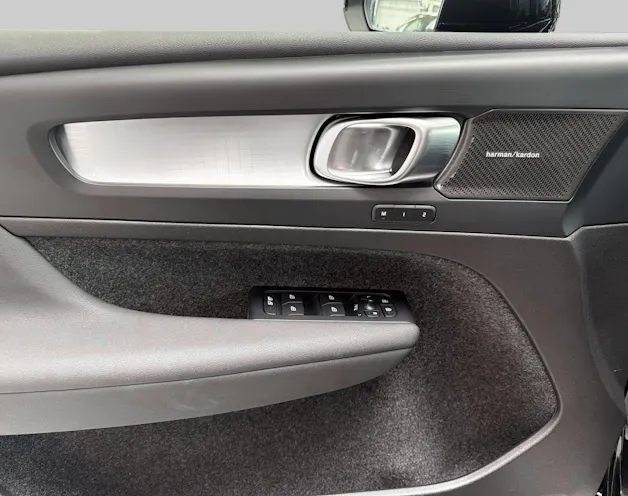 VOLVO XC40 2.0 B3 MH Plus Dark