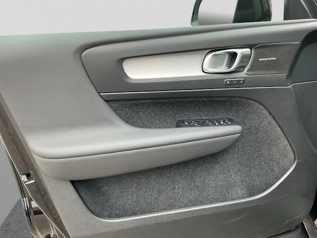 VOLVO XC40 B3 Benzin Mild Hybrid Plus Dark DCT