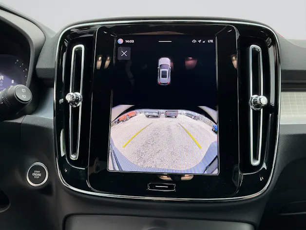 VOLVO XC40 B3 Benzin Mild Hybrid Plus Dark DCT