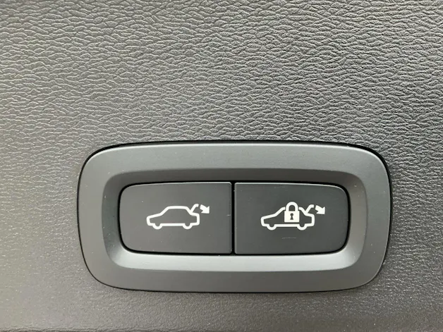 VOLVO XC40 B3 Benzin Mild Hybrid Plus Dark DCT