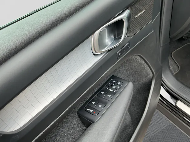 VOLVO XC40 B3 Benzin Mild Hybrid Plus Dark DCT