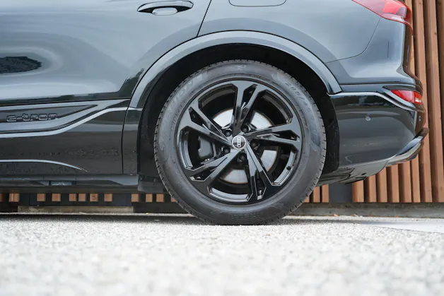 AUDI SQ6 E-TRON QUATTRO BLACK l 490 PS