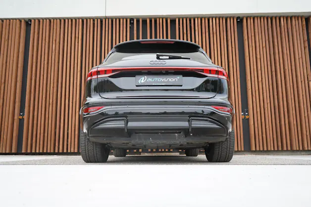 AUDI SQ6 E-TRON QUATTRO BLACK l 490 PS