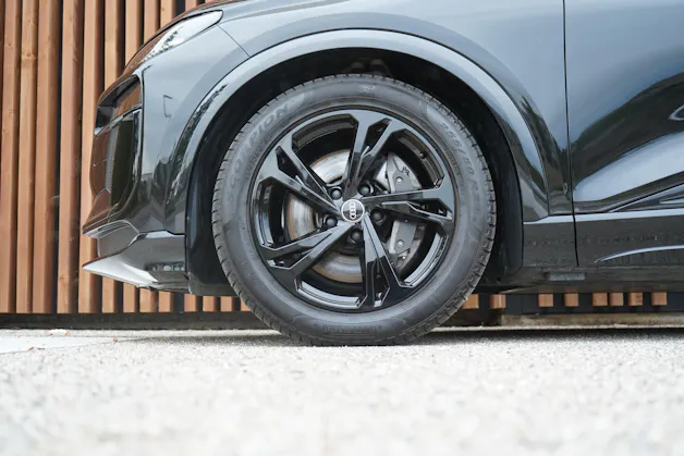 AUDI SQ6 E-TRON QUATTRO BLACK l 490 PS