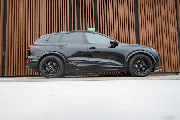 AUDI SQ6 E-TRON QUATTRO BLACK l 490 PS